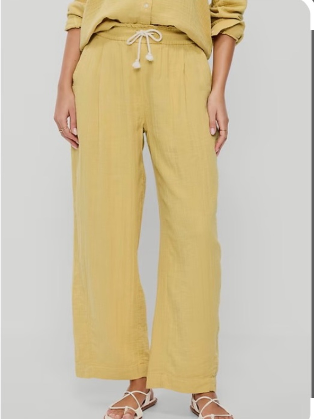 Old Navy Women’s Mustard, yellow Drawstring barrel leg high rise. Medium